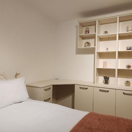 Elmdon House With 4 Spacious Bedrooms To Choose Birmingham Exterior foto