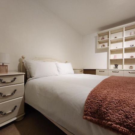 Elmdon House With 4 Spacious Bedrooms To Choose Birmingham Exterior foto