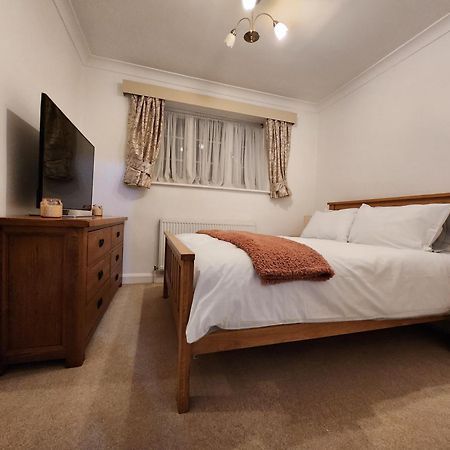 Elmdon House With 4 Spacious Bedrooms To Choose Birmingham Exterior foto