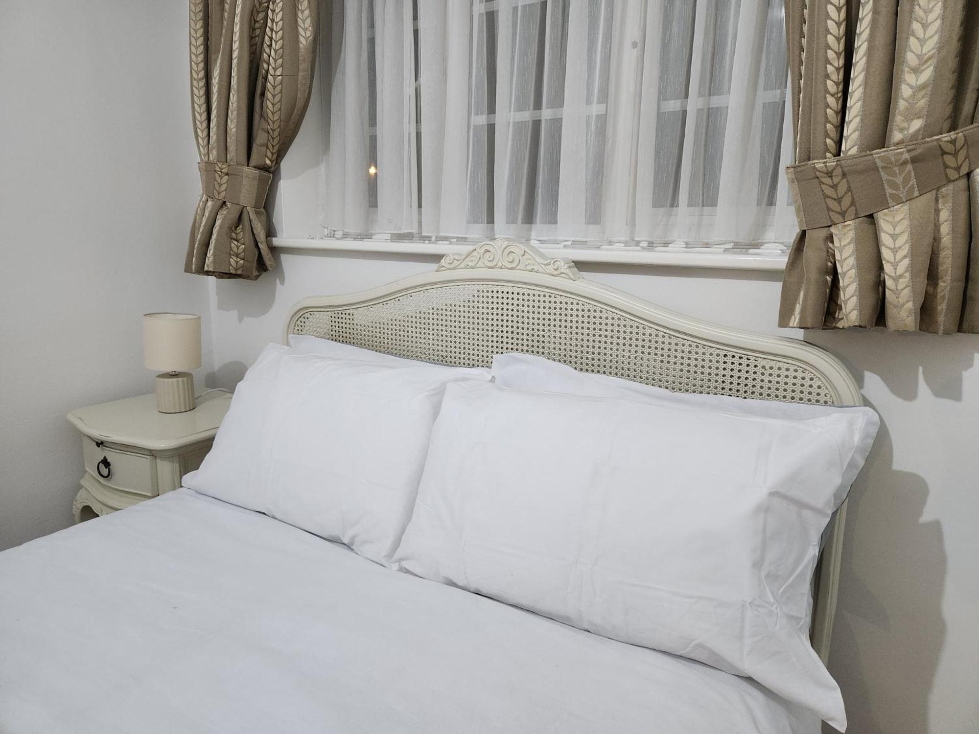 Elmdon House With 4 Spacious Bedrooms To Choose Birmingham Exterior foto