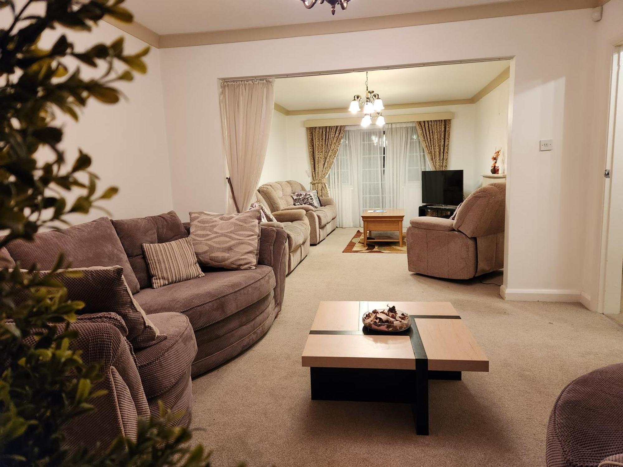 Elmdon House With 4 Spacious Bedrooms To Choose Birmingham Exterior foto