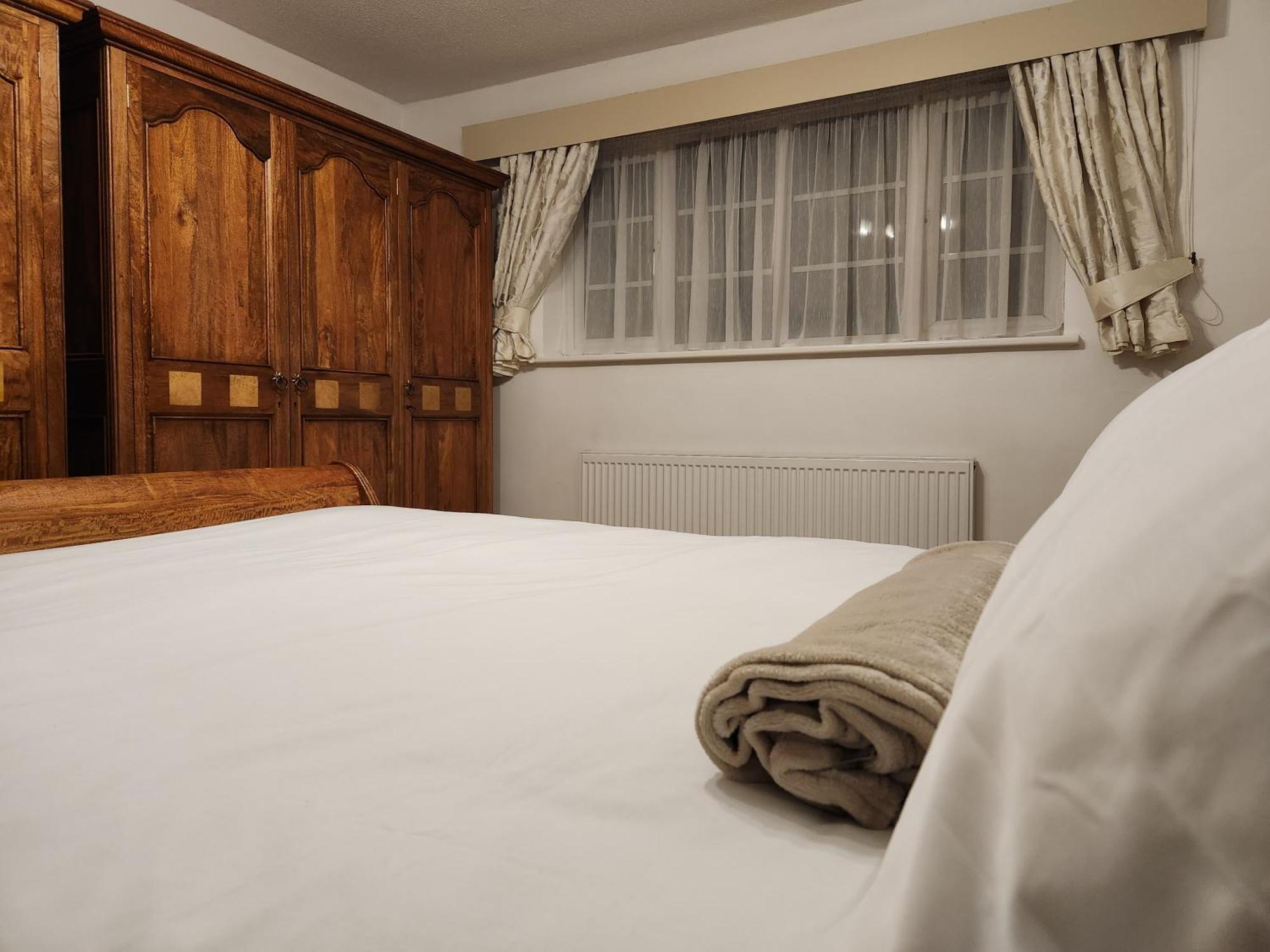 Elmdon House With 4 Spacious Bedrooms To Choose Birmingham Exterior foto