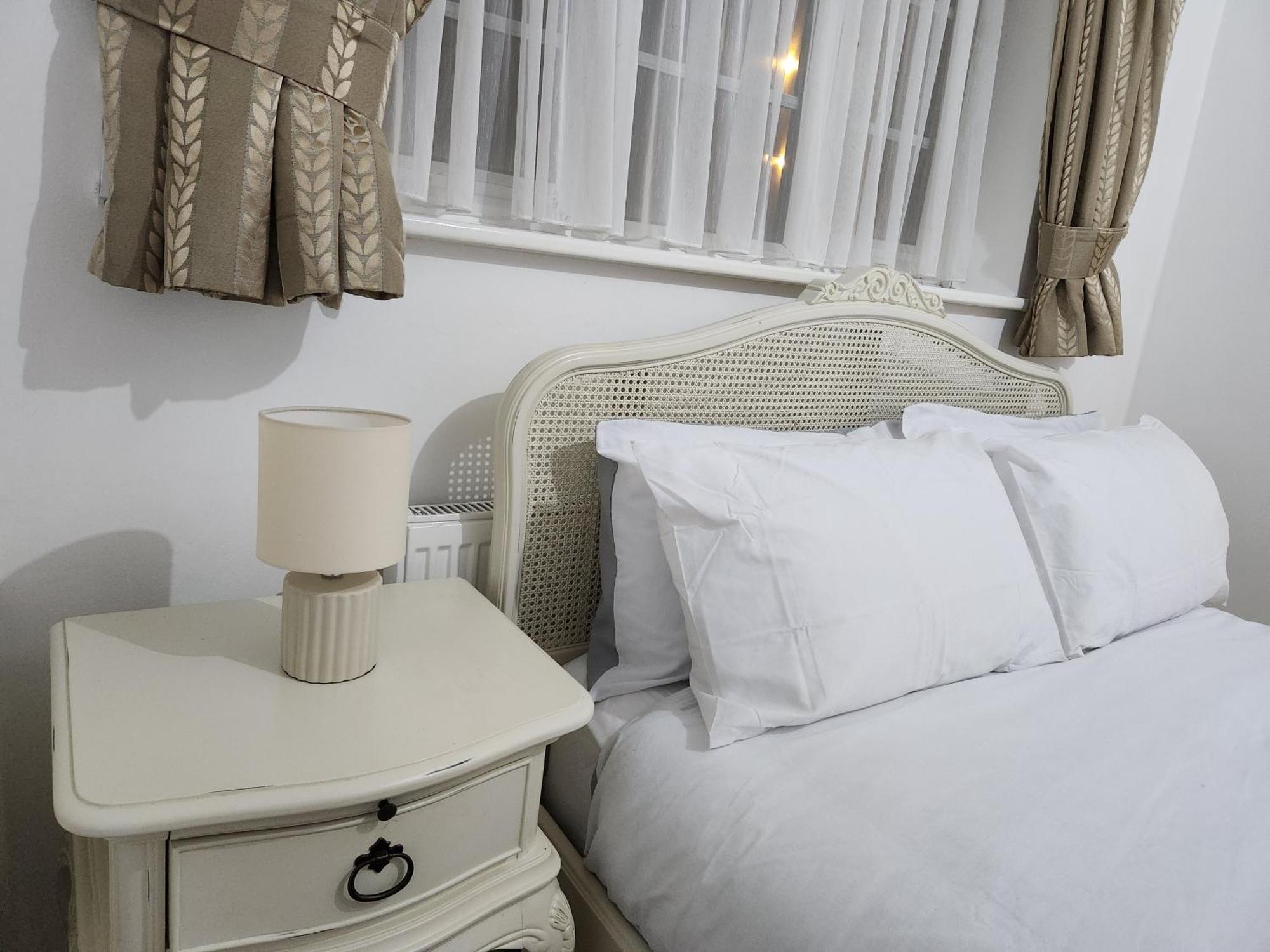 Elmdon House With 4 Spacious Bedrooms To Choose Birmingham Exterior foto