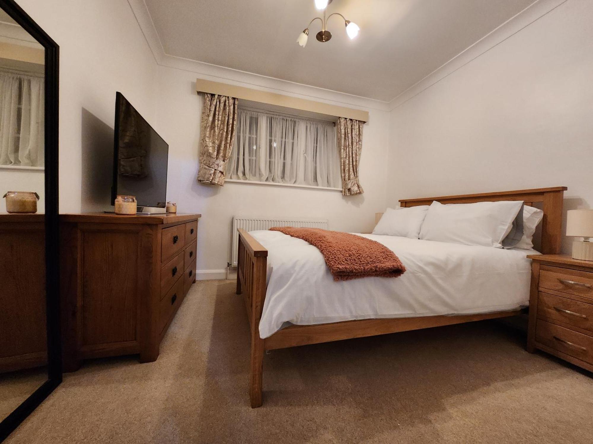 Elmdon House With 4 Spacious Bedrooms To Choose Birmingham Exterior foto